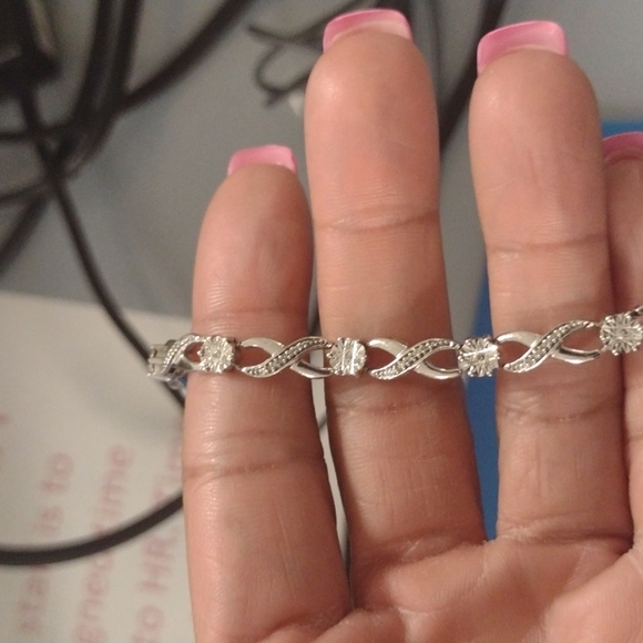 1.5 Kay's diamond bracelet 1 year old size 7 - Picture 2 of 3